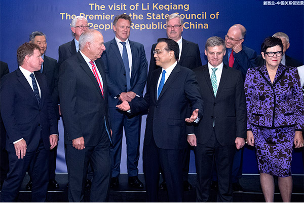Visiting Chinese Premier Li Keqiang and his New Zealand counterpart, Bill English, meet members of the New Zealand China Council in Auckland on March 28. Premier Li thanked the council members for their important role in promoting exchanges and cooperation between the two nations, and encouraged them to make greater contributions to bilateral friendship. (Photo/Xinhua) Visiting Chinese Premier Li Keqiang and his New Zealand counterpart, Bill English, meet members of the New Zealand China Council in Auckland on March 28. Premier Li thanked the council members for their important role in promoting exchanges and cooperation between the two nations, and encouraged them to make greater contributions to bilateral friendship. (Photo/Xinhua)