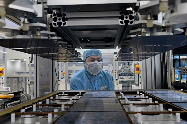 A worker at a plant in Xingtai, North China's Hebei province, Jan 25, 2017. (Photo/Xinhua) A worker at a plant in Xingtai, North China's Hebei province, Jan 25, 2017. (Photo/Xinhua)