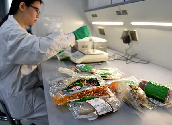 Food safety administration staffs inspect a restaurant in Ningbo, Zhejiang province, on Nov 10, 2014. (Photo/Xinhua) Food safety administration staffs inspect a restaurant in Ningbo, Zhejiang province, on Nov 10, 2014. (Photo/Xinhua)