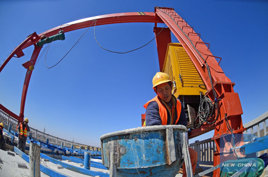 Workers work at the Liaoning section of a high-speed railway in northeast China's Liaoning Province, April 11, 2017.(Xinhua/Yang Qing) Workers work at the Liaoning section of a high-speed railway in northeast China's Liaoning Province, April 11, 2017.(Xinhua/Yang Qing)