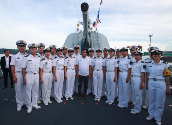 Philippine President Rodrigo Duterte (C) poses for a photo with Chinese navy sailors on missile destroyer Changchun in Davao City, the Philippines, May 1, 2017. Philippine President Rodrigo Duterte (C) poses for a photo with Chinese navy sailors on missile destroyer Changchun in Davao City, the Philippines, May 1, 2017.