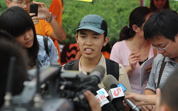 Jia Zuosheng, 27, a former security guard at Tsinghua University, drew wide attention after his admission to Shandong Normal University. (Photo/China Daily) Jia Zuosheng, 27, a former security guard at Tsinghua University, drew wide attention after his admission to Shandong Normal University. (Photo/China Daily)