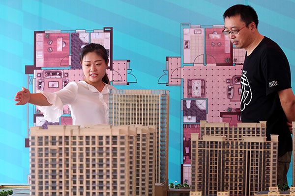 Denizens of Huai'an, Jiangsu province, look at a property model at an autumn expo in Sept 2016. (Provided to China Daily) Denizens of Huai'an, Jiangsu province, look at a property model at an autumn expo in Sept 2016. (Provided to China Daily)