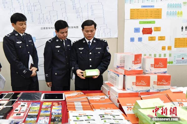 Police officers examine the articles involved in the internet-based pyramid-style schemes in Guangzhou, South China's Guangdong province on April 13, 2017. (Photo/Chinanews.com) Police officers examine the articles involved in the internet-based pyramid-style schemes in Guangzhou, South China's Guangdong province on April 13, 2017. (Photo/Chinanews.com)