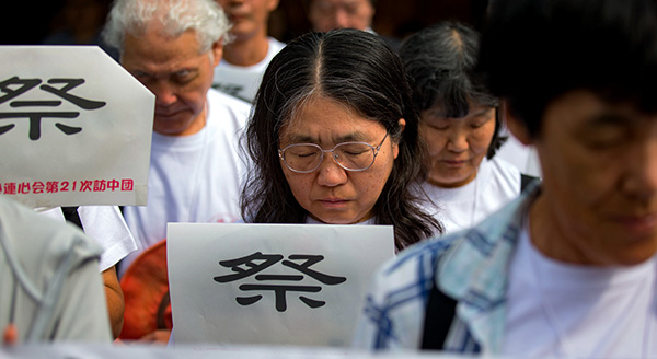 Members of a Japanese delegation mourn outside the Memorial Hall of the Victims in Nanjing Massacre by Japanese Invaders in Nanjing on Tuesday. YANG BO/CHINA NEWS SERVICE Members of a Japanese delegation mourn outside the Memorial Hall of the Victims in Nanjing Massacre by Japanese Invaders in Nanjing on Tuesday. YANG BO/CHINA NEWS SERVICE
