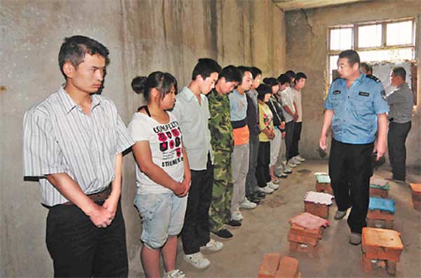 Police investigate a pyramid scheme in Dayang town of Hefei, capital of Anhui province in this file photos. (Photo/China Daily) Police investigate a pyramid scheme in Dayang town of Hefei, capital of Anhui province in this file photos. (Photo/China Daily)