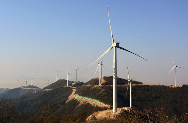 A wind farm in Zhoushan, Zhejiang province. China's investment in clean energy in 2014 hit a record $89.5 billion, accounting for 29 percent of the world's total. (Photo/China Daily) A wind farm in Zhoushan, Zhejiang province. China's investment in clean energy in 2014 hit a record $89.5 billion, accounting for 29 percent of the world's total. (Photo/China Daily)