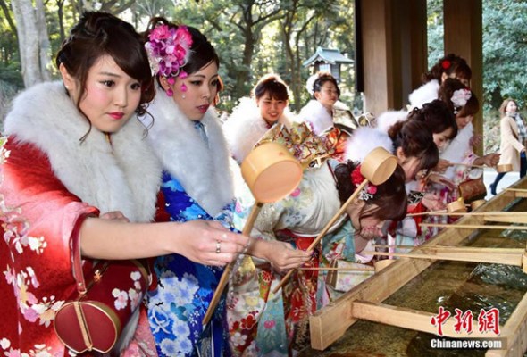 Twenty-year-old tour guides dressed in traditional kimonos attend a purification ceremony to celebrate Japan's Coming of Age Day at Tokyo's Meiji Shrine on Jan 8, 2016. Since tour guides will be busy working on Japan's national holiday Coming-of-Age Day on January 12, the company had a ceremony for them ahead of time. (Photo/Chinanews.com) Twenty-year-old tour guides dressed in traditional kimonos attend a purification ceremony to celebrate Japan's Coming of Age Day at Tokyo's Meiji Shrine on Jan 8, 2016. Since tour guides will be busy working on Japan's national holiday Coming-of-Age Day on January 12, the company had a ceremony for them ahead of time. (Photo/Chinanews.com)