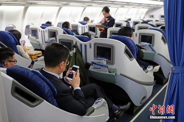 Smartphone users on planes should consider others