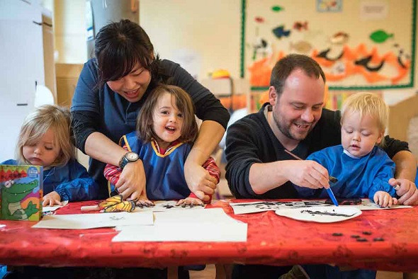 Staff interact with children at Hatching Dragons, the UK's first Chinese-English nursery school. (Photo provided to China Daily)