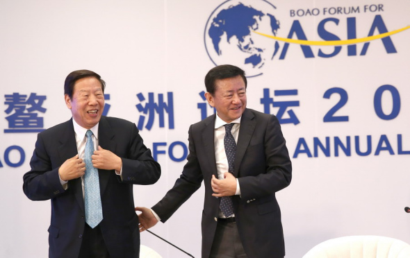 Fan Gang (right), director of the National Economic Research Institute, and former central bank governor Dai Xianglong at the Boao Forum for Asia on Monday. (Photo by Zou Hong/China Daily) Fan Gang (right), director of the National Economic Research Institute, and former central bank governor Dai Xianglong at the Boao Forum for Asia on Monday. (Photo by Zou Hong/China Daily)