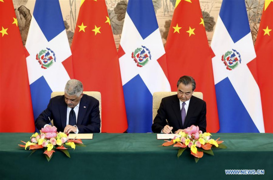 Chinese State Councilor and Foreign Minister Wang Yi (R) and Dominican Foreign Minister Miguel Vargas sign a joint communique on the establishment of diplomatic relations in Beijing, capital of China, May 1, 2018. (Xinhua/Ding Lin) Chinese State Councilor and Foreign Minister Wang Yi (R) and Dominican Foreign Minister Miguel Vargas sign a joint communique on the establishment of diplomatic relations in Beijing, capital of China, May 1, 2018. (Xinhua/Ding Lin)